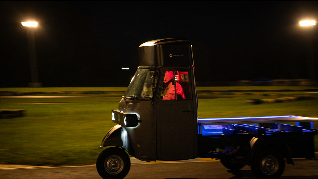 Tuktuk Systemics qui roule de nuit